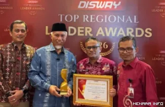 Gubernur Sumbar, Mahyeldi bersama jajaran, foto bersama meraih penghargaan Disway Top Regional Leader Awards 2026 kategori Penggerak Ekonomi Umat dan Budaya Halal dalam penganugerahan yang digelar Disway National Network (DNN) di Jakarta, Kamis. (humas)