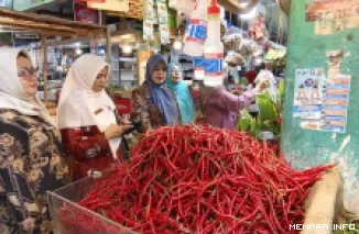 Petugas dari Dinas Perdagangan Kota Padang Memantau Perkembangan Harga Bahan Pokok, Paska Kenaikan Harga BBM, Kamis (11/6/2026)