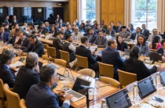 Menteri Ketenagakerjaan (Menaker), Yassierli (pakai peci) saat mengikuti agenda Delegasi Tripartit Indonesia di sela-sela ILC ke-114, Jenewa, Selasa. (humas)