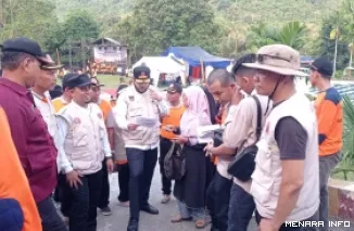 Wako Padang, Fadly Amran bersama Muharlion (Ketua DPRD), Hendri Zulfiton (Kalaksa BPBD) dan jajaran, usai pembukaan Jambore KSB di Padang, Jumat. (humas)