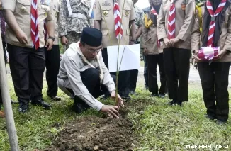 Wakil Wali Kota Padang Maigus Nasir Melakukan Penanaman Pohon di Lokasi Terdampak Banjir Bandang 2025(")