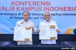 Sekretaris Jenderal Kemnaker, Cris Kuntadi dan Ketua Umum IJTI, Herik Kurniawan perlihatkan nota kesepahaman terkait peningkatan kapasitas generasi muda khususnya jurnalis kampus, di Kantor Dewan Pers, Jakarta, Kamis. (humas)