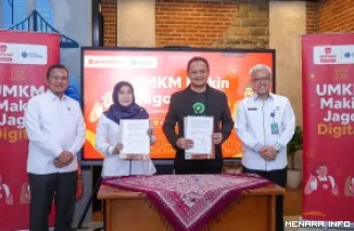 Sekretaris Jenderal (Sekjen) Kemnaker, Cris Kuntadi foto bersama dengan para rektor dari ketiga perguruan tinggi, usai penandatanganan nota kesepahaman, Selasa. (humas)