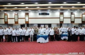 Menteri Ketenagakerjaan, Yassierli foto bersama dengan peserta sosialisasi Strategi Penguatan Tata Kelola dan Akuntabilitas Kinerja untuk meningkatkan nilai Reformasi Birokrasi, SAKIP dan Zona Integritas (ZI) Kemnaker di Jakarta, Rabu. (humas)