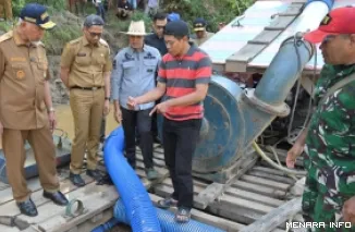 Gubernur Sumbar, Mahyeldi beserta jajaran, meninjau lokasi tambang emas ilegal di Kabupaten Sijunjung pascatertimbunnya pencari emas di kawasan itu. (humas)