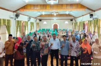 Foto bersama Kepala Dinas Koperasi dan UKM Pasaman Barat, Agusli, Kepala Dinas Pendidikan Imter Petri, Ketua Pengurus Kopseda, A Maulana Lubis, Dewan Pengawas, serta ratusan anggota yang merupakan guru SD, Sabtu. (humas)