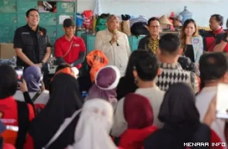 Wakil Menteri Ketenagakerjaan (Wamenaker), Afriansyah Noor dialog dengan pekerja PT Amos Indah Indonesia (AII) di Kawasan Berikat Nusantara (KBN) Cakung, Jakarta Utara, Kamis. (humas)