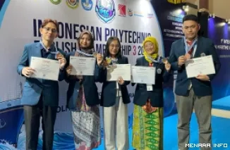 Mahasiswa Politeknik Ketenagakerjaan (Polteknaker) yang raih prestasi di lomba Indonesia Polytechnic English Championship (IPEC) III 202 6 di Surabaya. (humas)