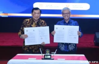 Sekretaris Jenderal Kementerian Ketenagakerjaan, Cris Kuntadi perlihatkan MoU dengan Universitas Bhayangkara Jakarta Raya (Ubhara Jaya).   (humas)