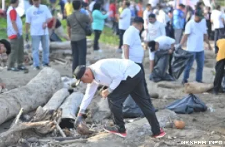 Gubernur Sumbar, Mahyeldi ikut memunguti sampah di Pantai Purus, pada kegiatan gotong royong (goro) massal serentak dalam Gerakan Indonesia Asri di kawasan Pantai Purus, Padang, Sabtu. (humas)