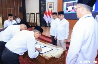 Menteri Ketenagakerjaan, Yassierli melantik 10 pejabat baru di lingkungan Kementerian Ketenagakerjaan (Kemnaker) di Ruang Tridarma, Kantor Kemnaker, Jakarta, Senin. (humas)