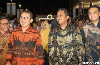 Wagub Sumbar, Vasko Ruseimy bersama Fadli Zon (Mentri Kebudayaan), Ramlan Nurmatias (Wako Bukittinggi), Ade Rizki Pratama (anggota DPR RI) pada penutupan rangkaian peringatan ke-100 Jam Gadang di Bukittinggi, Sabtu malam. (humas)