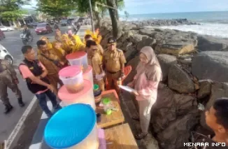 Kepala Bidang Destinasi dan Daya Tarik Pariwisata Dinas Pariwisata Kota Padang, Zahirwan Bersama Jajaran dan Lintas Sektor Melakukan Sosialisasi Kepada PKL Terkait Rencana Penataan Kawasan Pantai Padang dan Muaro, Senin (22/6/2026)