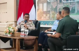Kepala Pelaksana BPBD Sumbar, Era Sukma Munaf paparkan beragam bencana yang terjadi di Sumatera Barat serta dampaknya, pada kegiatan KKDN Pasis Dikreg Sesko TNI Tahun Ajaran 2026, di auditorium gubernuran Sumbar, Selasa. (humas)