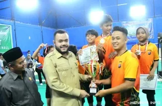 Wali Kota Padang Fadly Amran Menyerahkan Piala Kepada Juara Turnamen Bulutangkis Anak Nagari Cup I 2026.