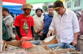 Aktivitas pedagang kecil di salah satu daerah terdampak bencana di Aceh ditinjau Menteri UMKM Maman Abdurrahman. (humas)