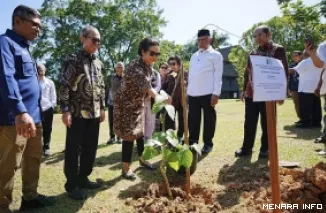 Dua orang anak Prof. Soemitro Djojohadikusumo, Bianti Djojohadikusumo dan Maryani Djojohadikusumo.
