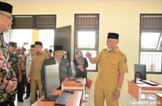 Gubernur Sumbar, Mahyeldi tinjau ruang laboratorium komputer usai peresmian SMP Islam Darul Hakim di Jorong Bumbung, Nagari Situjuah Batua, Kecamatan Situjuah Limo Nagari, Kabupaten Limapuluh Kota, Selasa. (humas)