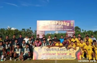 Bupati Pasbar, Yulianto foto bersama dengan tim PSL Labuai dan Porsis Simpang yang berlaga pada partai final turnamen PSLG Cup I 2026 di Lapangan Nagari Koto Tangah, Jumat sore. (humas)