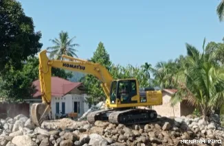 Alat Berat Sedang Mengerjakan Pemulihan Irigasi Paska Bencana(")
