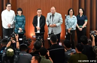 Wakil Ketua DPR RI Cucun Ahmad Syamsurijal dan Wakil Ketua DPR RI, Sufmi Dasco Ahmad bersama manajemen GoTo dan Grab terkait transportasi online melakukan jupa pers di selasar Gedung Nusantara III DPR RI, Senayan, Jakarta, Selasa. (humas)