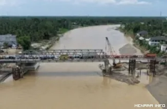 Jembatan rusak akibat diterjang banjir.