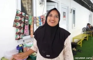 Milawati, warga Desa Meunasah Lhok, penerima bantuan stimulant yang kemudian berdagang di Huntara. (humas)