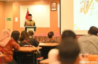 Gubernur Sumbar, Mahyeldi berikan sambutan pada kegiatan ASEAN CoE Program and Symposium: Minimal Invasive Colorectal Surgery di Auditorium Lantai IV Gedung Administrasi dan Instalasi Rawat Jalan RSUP Dr. M. Djamil Padang, Sabtu. (humas)