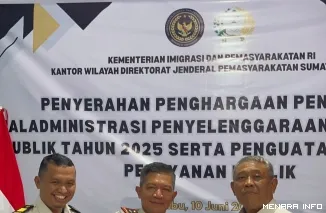 Kepala Rutan Kelas IIB Padang Panjang, Novri Abbas, Menerima Penghargaan dari Kakanwil Ditjenpas Sumbar Kunrat Kasmiri, Rabu (10/6/2026)