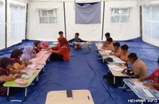 Siswa di daerah bencana, masih ada yang belajar di tenda. Jelang dimulainya tahun ajaran 2026/2027, Satgas PRR menargetkan tak ada lagi yang belajar di tenda. (humas)