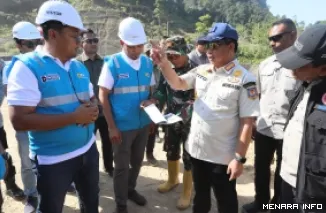 Ketua Satgas PRR Pascabencana Sumatera, Muhammad Tito Karnavian memberikan briefing di lapangan dalam penanganan bencana berulang di Sumatera. (humas)