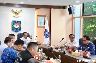 Ketua Satuan Tugas Percepatan Rehabilitasi dan Rekonstruksi (Satgas PRR) Pascabencana Sumatera, Muhammad Tito Karnavian saat memimpin rapat koordinasi dengan pemda secara hibrida di Jakarta, Rabu. (humas)