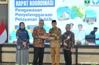Sekdaprov Sumbar, Arry Yuswandi bersama Manager Nasution (Ketua Ombudsman RI), Adel Wahidi (Ketua Ombudsman Sumbar) pada Rapat Koordinasi (Rakor) Pengawasan Penyelenggaraan Pelayanan Publik di auditorium gubernur, Kamis. (humas)