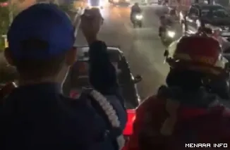 Personel Damkar yang bergerak menuju lokasi kebakaran di Komplek Puskud Kelurahan KPIK, terpaksa harus melawan arus agar tidak terlalu jauh mencari U Turn di ruas Jl Adinegoro, Padang. Dalam perjalanan, ditemukan pengendara yang tak mau memberi jalan. (hu
