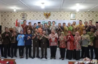 Wali Kota Padang Panjang, Hendri Arnis foto bersama dengan jajaran Kejari Padang Panjang, usai Sosialisasi Pencegahan Tindak Pidana Korupsi dan Optimalisasi PAD yang digelar Kejari di aula kantornya, Kamis. (humas)