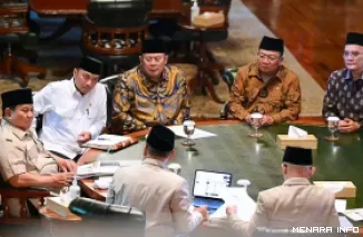 Wakil Ketua DPR RI, Cucun Ahmad Syamsurijal bersama Tim Pengawas (Timwas) Haji DPR RI dan Menteri Haji dan Umrah Mochammad Irfan Yusuf, laporkan perkembangan penyelenggaraan ibadah haji 1447 H/2026 M pada Presiden Prabowo Subianto, Rabu. (humas)