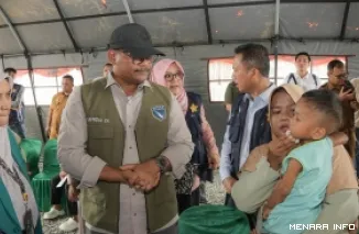 Ketua Posko wilayah PRR Aceh, Safrizal ZA saat meninjau pengabdian Fakultas Kedokteran USK di Huntara Aceh Tamiang. (humas)