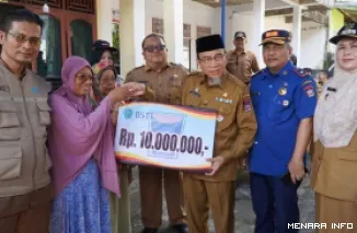 Wakil Wali Kota Padang Maigus Nasir Menyerahkan Bantuan Kepada Korban Kebakaran di Kecamatan Lubuk Kilangan, Selasa (23/6/2026).