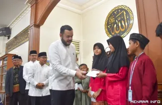 Wali Kota Padang Fadly Amran Menyerahkan Reward Subuh Mubarokah di Masjid As Salam  Dangau Teduh, Kecamatan Lubuk Begalung, Minggu (7/6/2026)