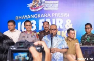 Wamenaker, Afriansyah Noor memberikan keterangan pers usai membuka Bhayangkara Presisi Job Fair dan Bazaar UMKM Polda Jambi di Kota Jambi, Senin. (humas)