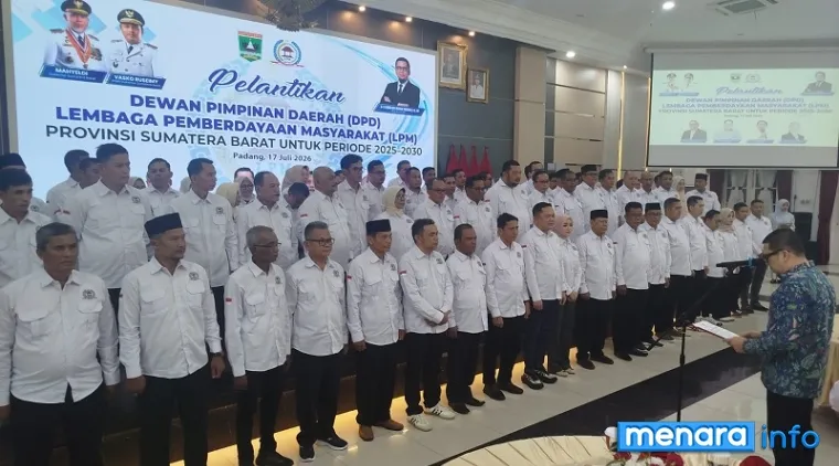 Ketua Umum DPP Lembaga Pemberdayaan Masyarakat (LPM), Ahmad Doli Kurnia Tandjung lantik Ketua DPD LPM Sumatera Barat periode 2025-2030, Doni Harsiva Yandra dan jajaran kepengurusan lainnya di gubernuran Sumbar, Jumat malam.