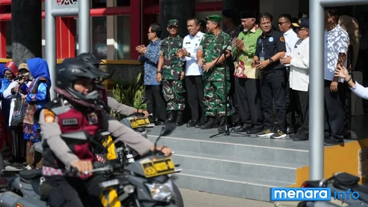 Gubernur Sumbar, Mahyeldi melepas peserta Pawai Parade Kendaraan dalam rangka Peringatan HANI Tahun 2026 yang diselenggarakan Lembaga Anti Narkotika (LAN) Sumbar di halaman kantor gubernur, Kamis. (humas)