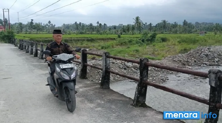 Pengendara melintas di jembatan darurat Sungai Batang Anai Nagari Anduriang, Padang Pariaman, Sumbar. (humas)
