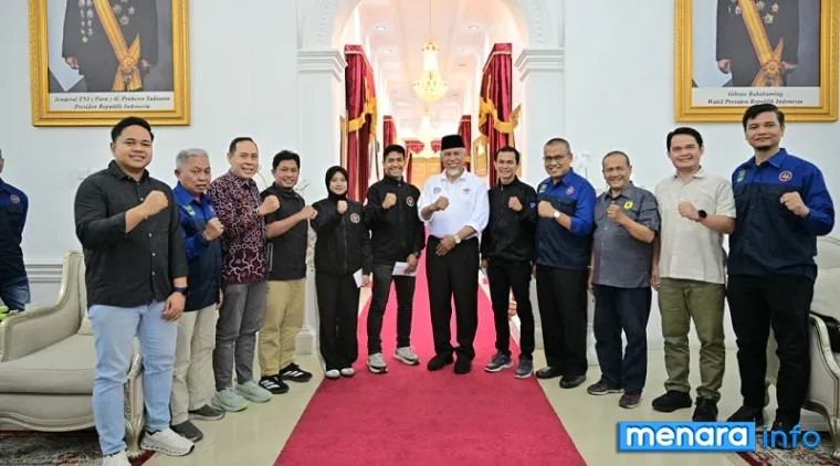 Gubernur Sumbar, Mahyeldi foto bersama Karateka muda asal Sumbar, Zaimah Arkadina Irsal dan pelatih asal Sumbar, Zelly Heriyanto dan lainnya, di Istana Gubernur, Ahad. (humas)