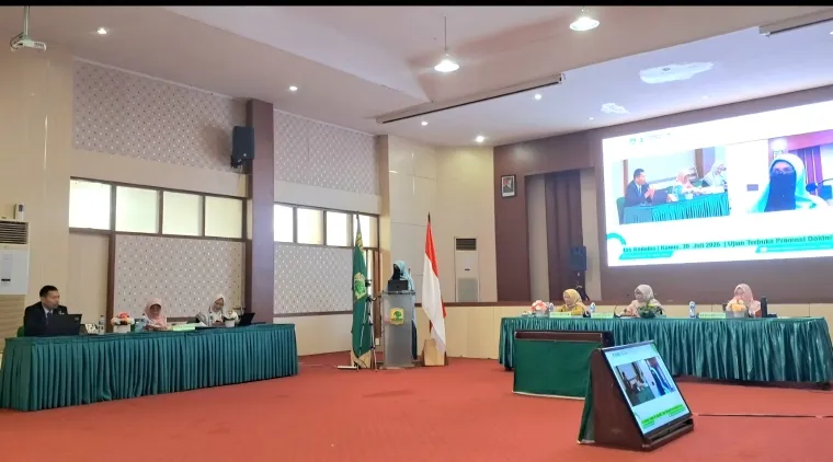 dr . Ulya Uti Fasrini, M.Biomed Saat Menyampaikan Disertasinya, Kamis (30/7/2026)