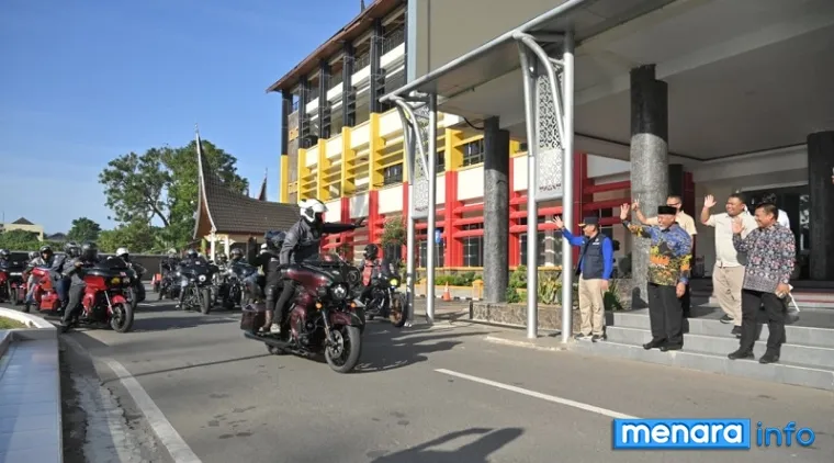 Gubernur Sumbar, Mahyeldi dan jajaran, melepas 40 pemotor yang tergabung dalam Mandatory Ride Motor Besar Indonesia (MBI) Wilayah Medan di halaman Kantor Gubernur Sumbar, Sabtu. (humas)