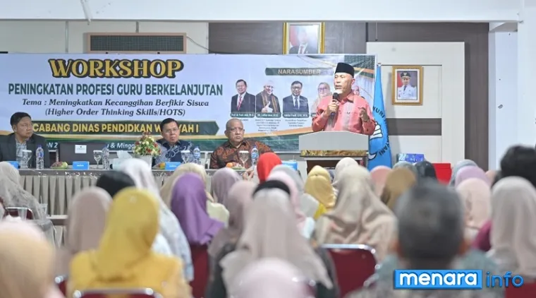 Gubernur Sumatera Barat, Mahyeldi berikan arahan pada Workshop Peningkatan Profesi Guru Berkelanjutan bertema Meningkatkan Kecanggihan Berpikir Siswa di SMAN 2 Bukittinggi, Sabtu. (humas)
