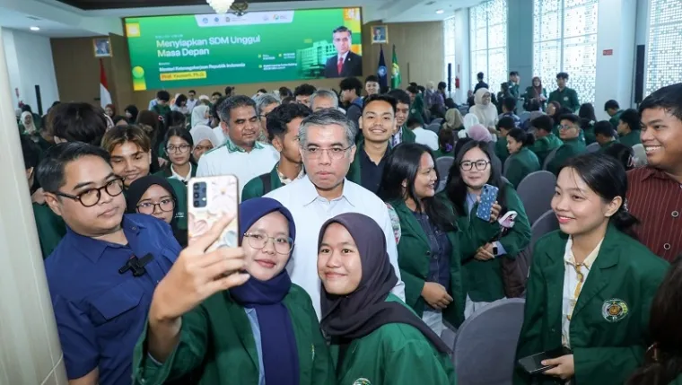 Menteri Ketenagakerjaan, Yassierli foto bersama dengan mahasiswa Universitas Sumatera Utara (USU) usai kuliah umum bertema Menyiapkan SDM Unggul Masa Depan di Medan, Rabu. (humas)