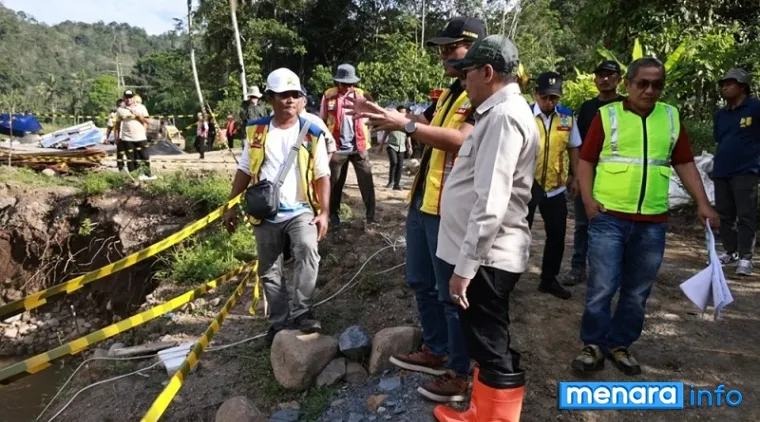 Bupati Tanah Datar, Eka Putra meninjau infrastruktur terdampak bencana. (humas)