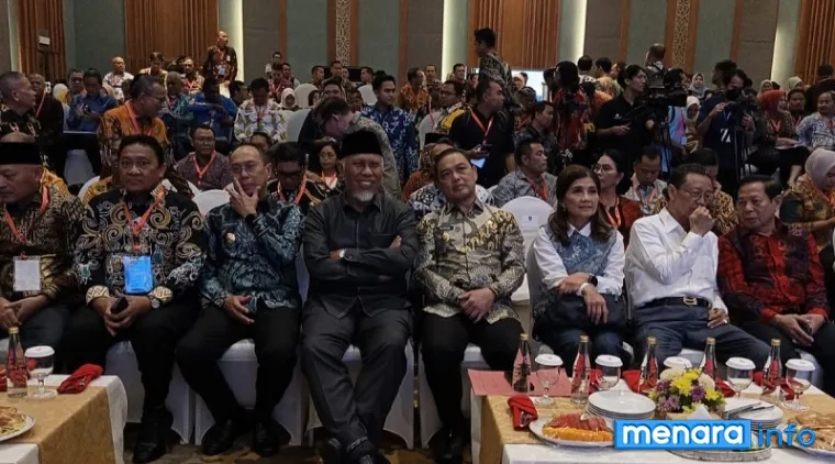 Gubernur Sumbar, Mahyeldi bersama kepala daerah lainnya, saat hadiri Rapat Kerja Asosiasi Pemerintahan Provinsi Seluruh Indonesia (APPSI) di Lombok, NTB, Kamis. (humas)